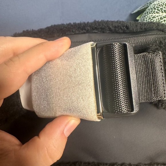 Lululemon Everywhere Belt Bag Fleece Large 2L NWT ONE SIZE (Black Gold) - Picture 9 of 13